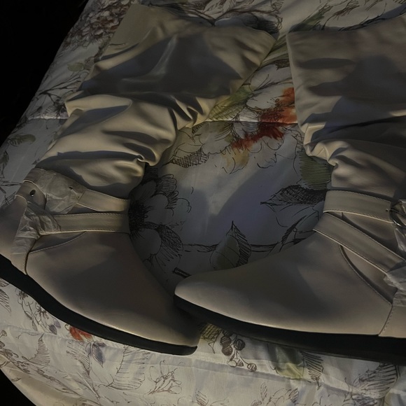 Wide Width Boors …12WW Cream Colored .. - Picture 3 of 4